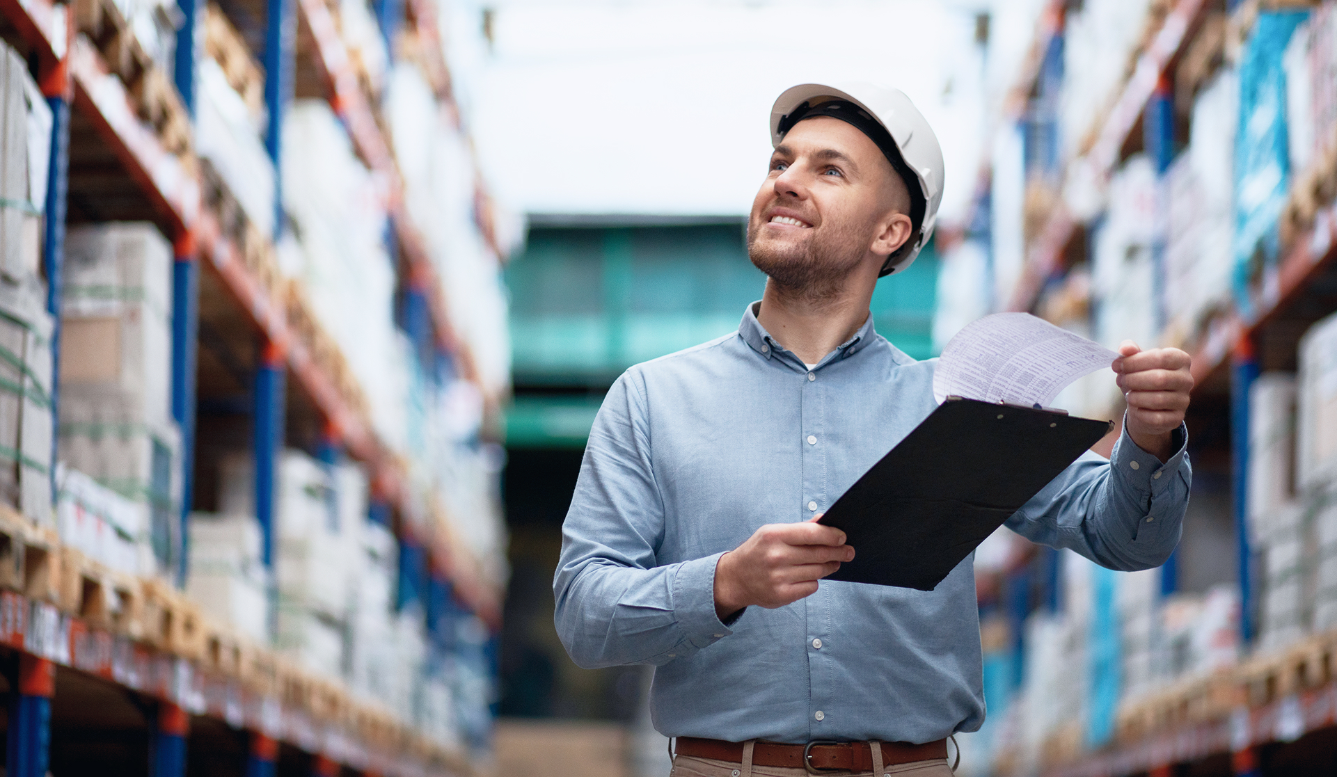 Profesional revisando procesos logísticos en almacén