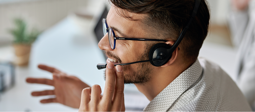 Persona con auriculares de atención al cliente