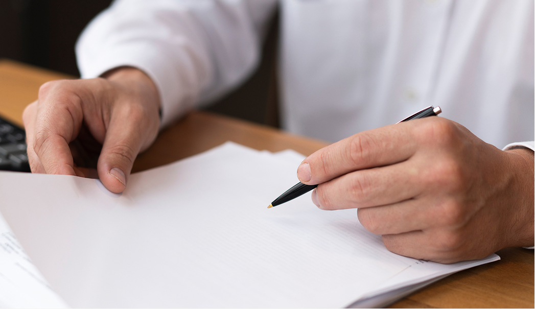 Mano escribiendo sobre un papel en blanco