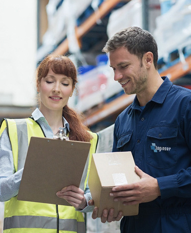 Equipo revisando operaciones logísticas en almacén