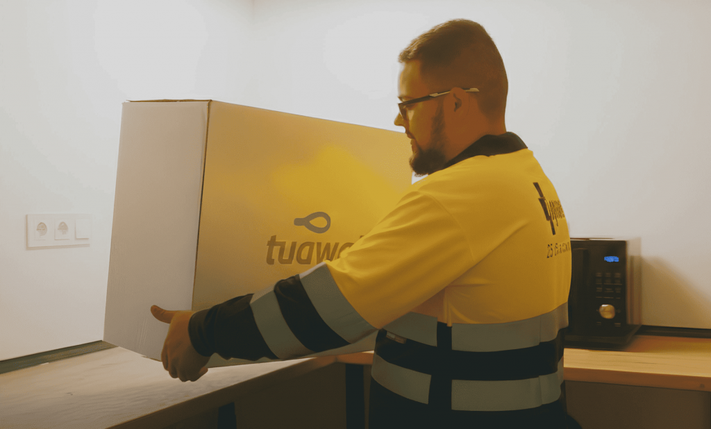 personal loginser cargando caja de tuawa