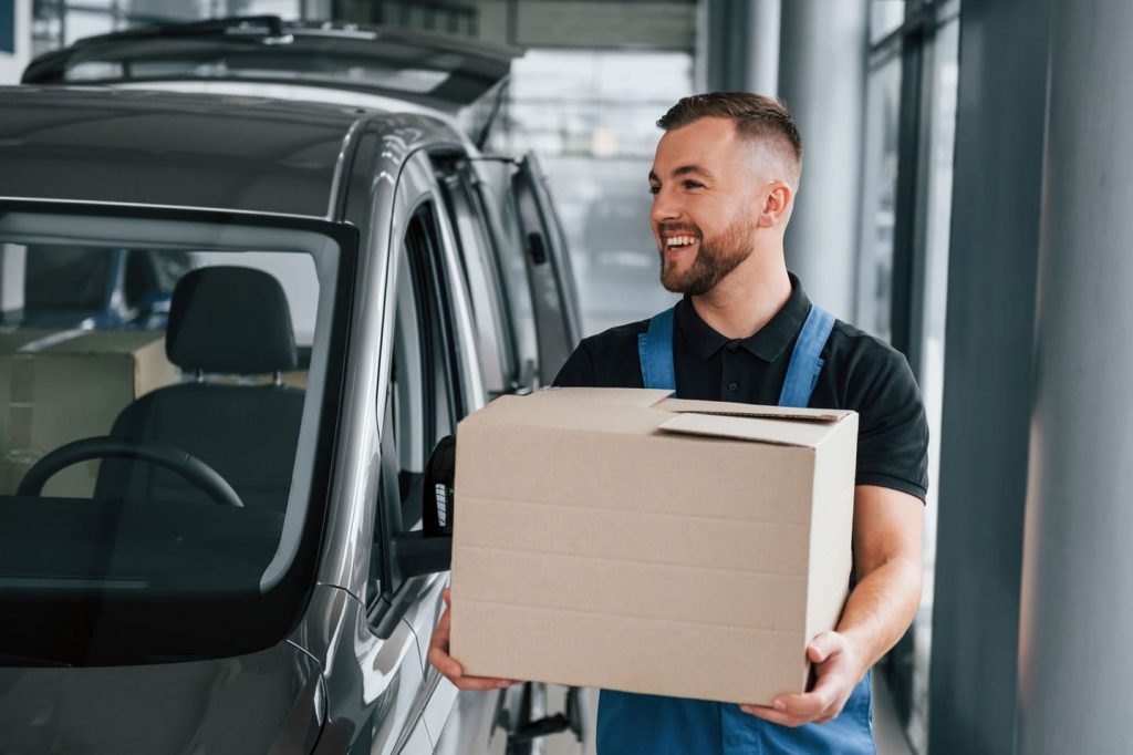 entrega de producto de automoción por repartidor loginser