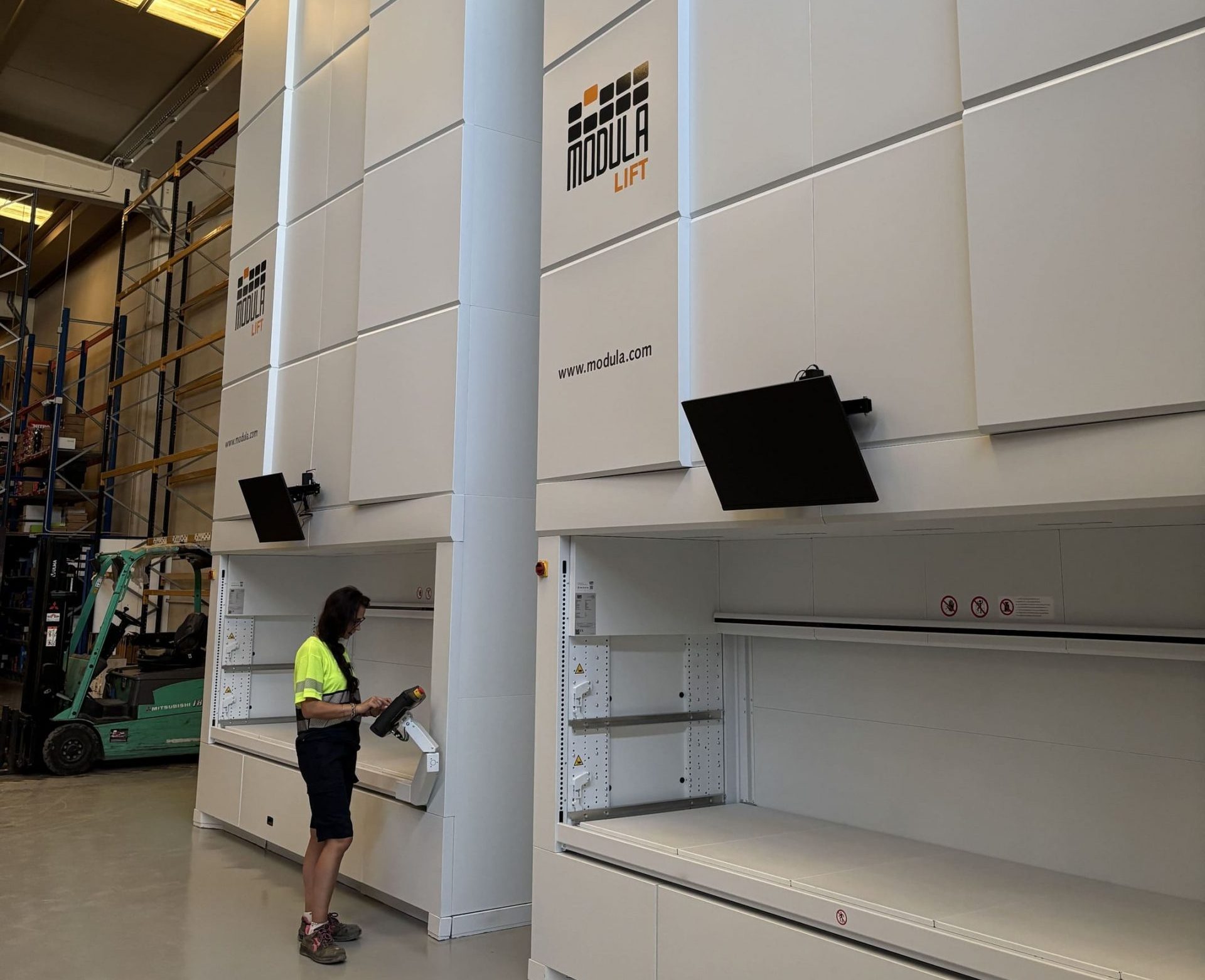 sistema de almacén vertical Modula en instalaciones de Loginser