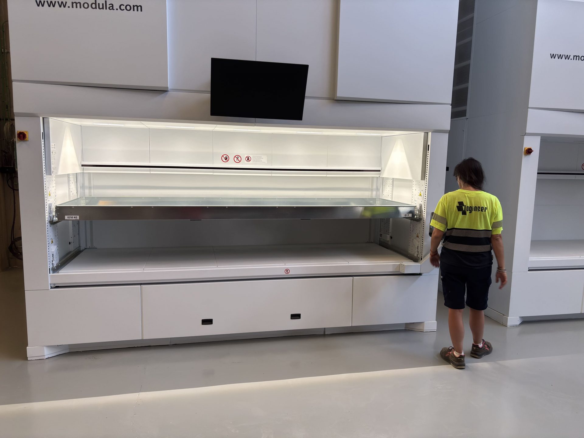 personal de loginser en su almacen con tecnlogía modula