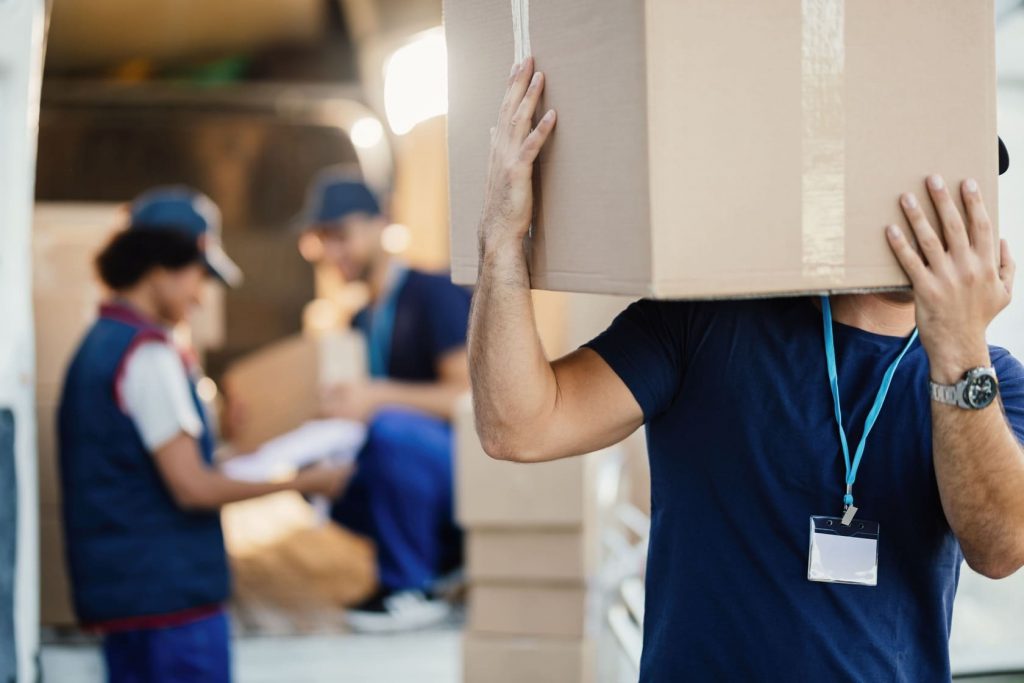 persona llevan una caja para tranporte
