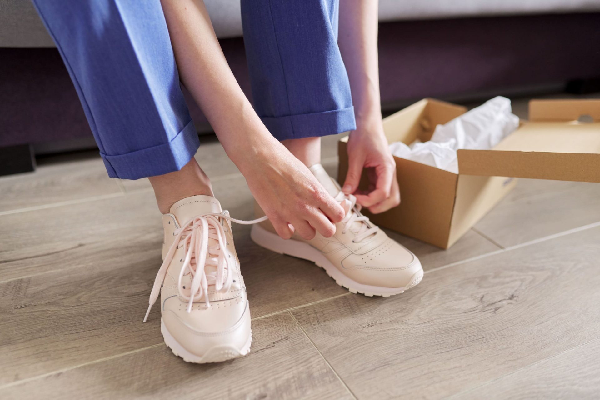 mujer probandose su nuevo calzado deportivo