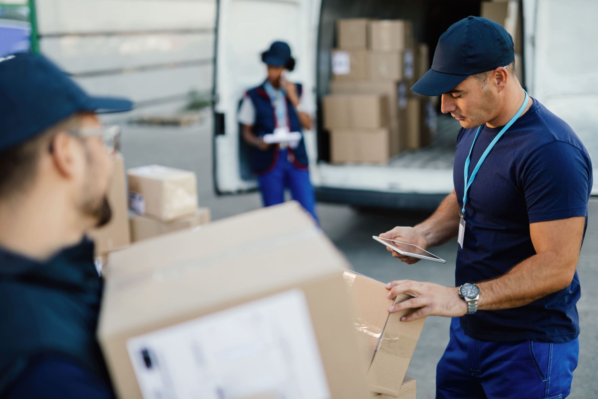 personal haciendo entrega de cajas de productos que se pidieron por amazon