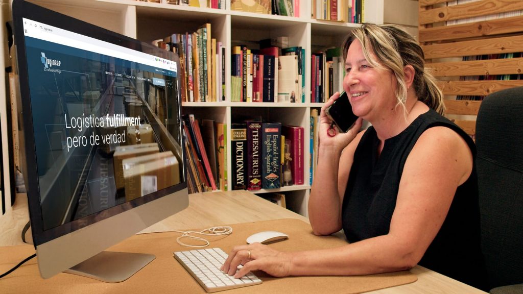 Responsable de Andana Editorial llamando al equipo de Loginser desde su despacho.