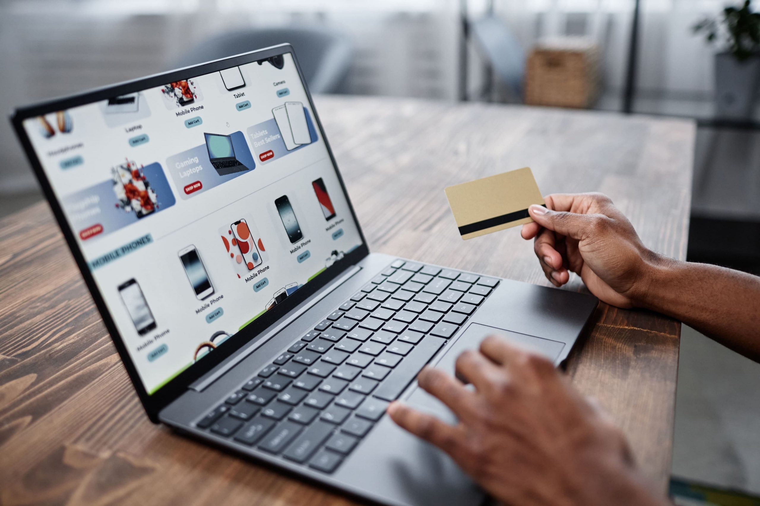 Persona comprando online en un ecommerce durante un pico de demanda