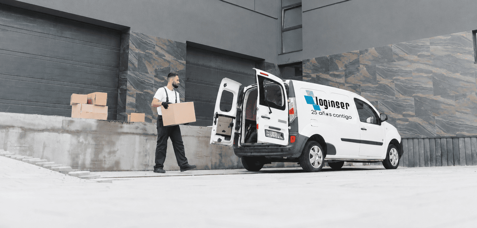 hombre cargando cajas para entregas logísticas en su van